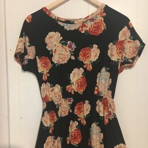 Cute short sleeved dress with pockets.